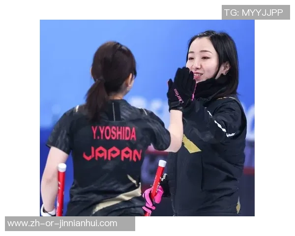 米兰冬奥会冰壶混双资格赛:日本组合小穴桃里与青木豪体现抢眼